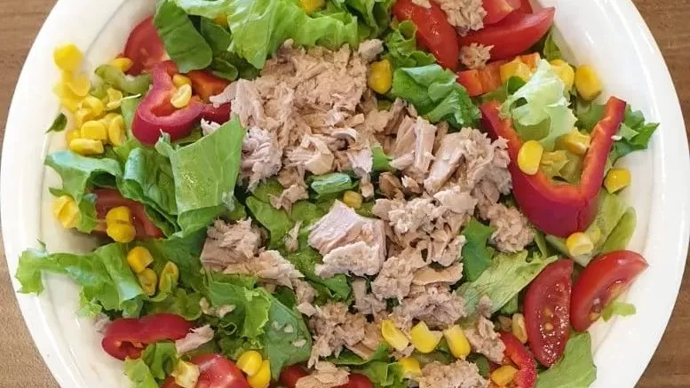 TON BALIKLI KİNOA SALATASI TON BALIKLI KİNOA SALATASI